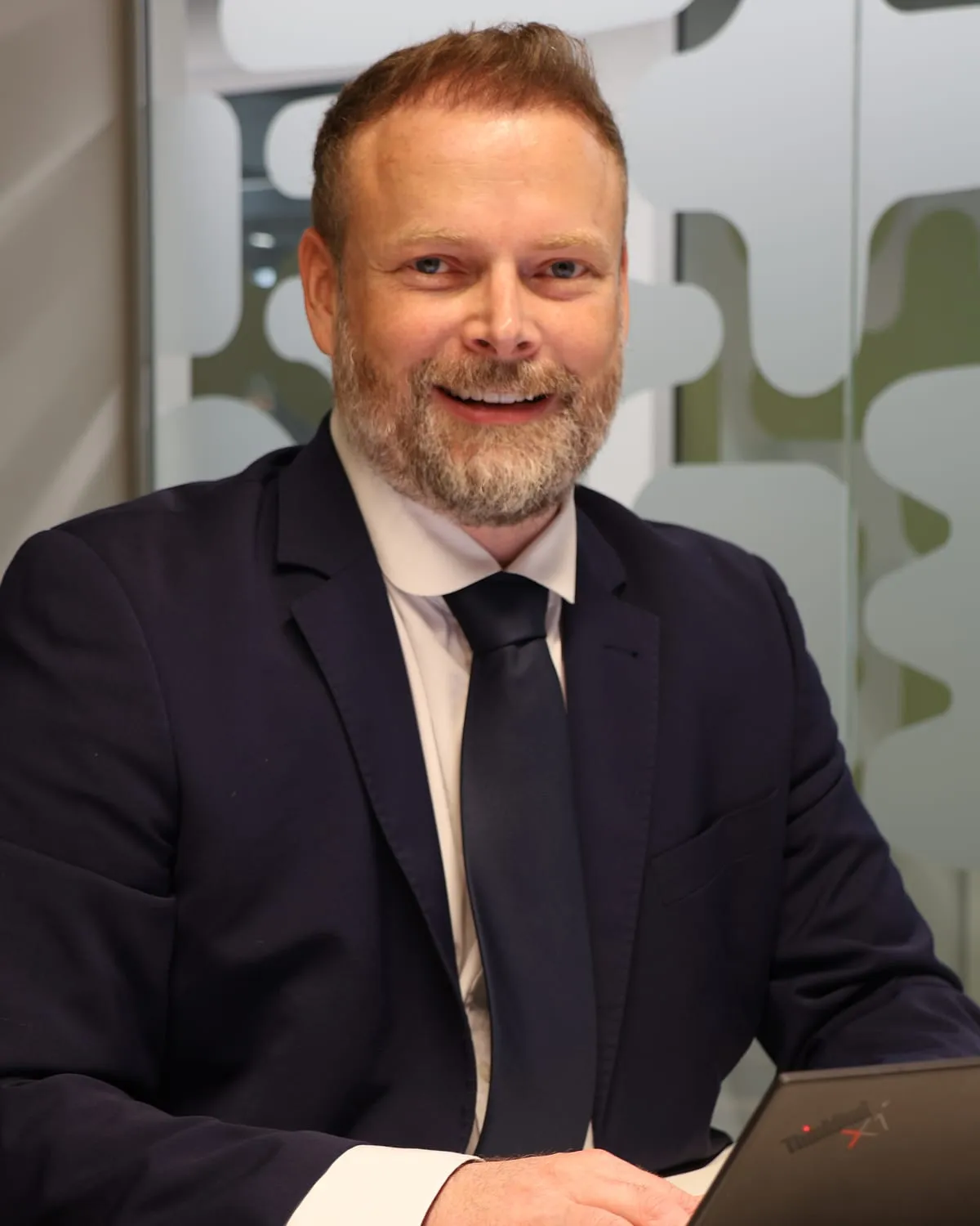 Nico Plapperer, CEO von SSI IT Consulting, am Laptop